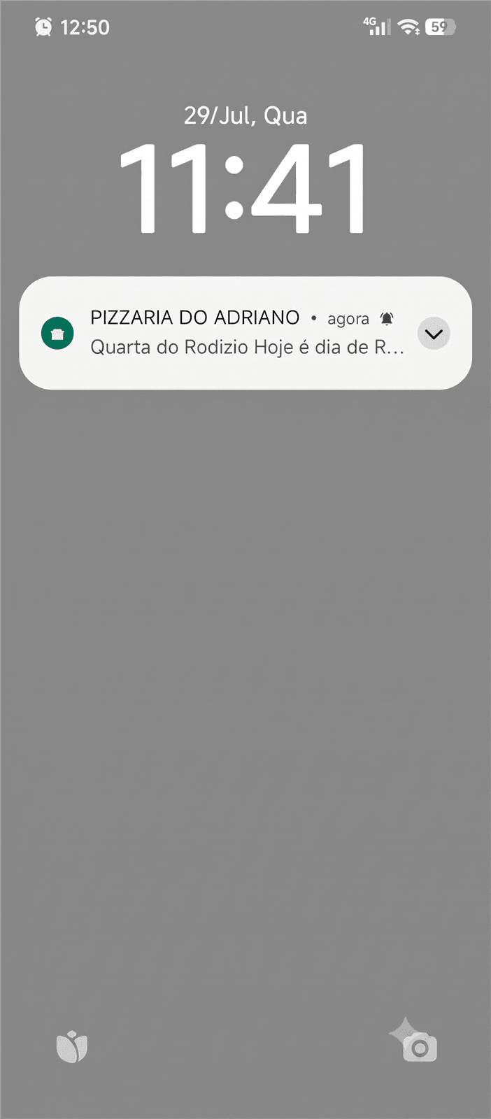 Notificação da Pizzaria do Adriano aparecendo na tela bloqueada do celular